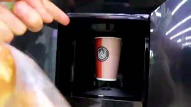 Brest Brest Bölgesi Belarus 22. Eylül 2020 Leninskiy Rayon Belarus 'taki otomattan kahve al..