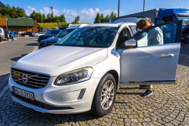 Doğu Alpler Salzburg Bölgesi Avusturya 05. Temmuz 2025 Beyaz Volvo SUV Doğu Alpler Salzburg Bölgesi Avusturya benzin istasyonunda..