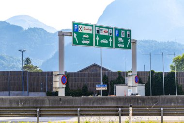 Doğu Alpler Salzburg Bölgesi Avusturya 05. Temmuz 2025 'te Avusturya' nın Doğu Alpleri Bölgesi 'nde bir benzin istasyonu ve dinlenme tesisi..