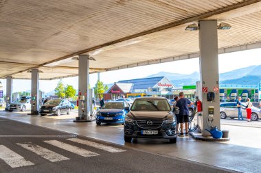 Doğu Alpler Salzburg Bölgesi Avusturya 05. Temmuz 2025 'te Avusturya' nın Doğu Alpleri Bölgesi 'nde bir benzin istasyonu ve dinlenme tesisi..