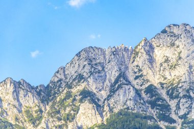 Avusturya 'nın doğu Alpleri' nde dağ ve dağlık arazi dağları ve kayaların zirveleri yeşil tarlalar, orman köknar ağaçları, doğa ve mavi gökyüzü..
