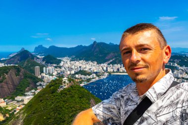 Rio de Janeiro Panorama Manzaralı Yakışıklı Adam Plaj Sahili Sahili Dağları Tropik Orman ve Rio de Janeiro Brezilya 'da Mavi Bulutlu Gökyüzü.