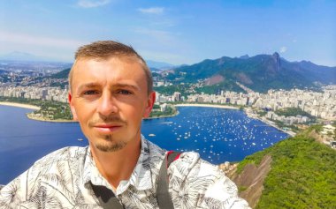 Rio de Janeiro Panorama Manzaralı Yakışıklı Adam Plaj Sahili Sahili Dağları Tropik Orman ve Rio de Janeiro Brezilya 'da Mavi Bulutlu Gökyüzü.