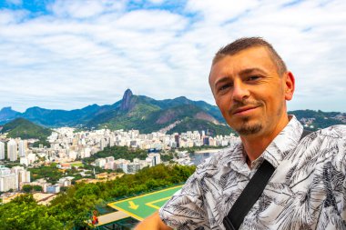 Rio de Janeiro Panorama Manzaralı Yakışıklı Adam Plaj Sahili Sahili Dağları Tropik Orman ve Rio de Janeiro Brezilya 'da Mavi Bulutlu Gökyüzü.