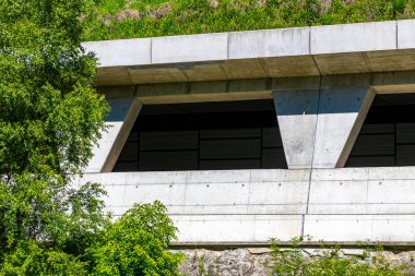 Dağın eteğindeki otoban tüneli Landeck District Landeck Tyrol Avusturya 'nın dışından görüldü..