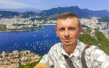 Rio de Janeiro Panorama Manzaralı Yakışıklı Adam Plaj Sahili Sahili Dağları Tropik Orman ve Rio de Janeiro Brezilya 'da Mavi Bulutlu Gökyüzü.