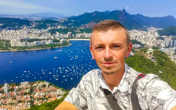 Rio de Janeiro Panorama Manzaralı Yakışıklı Adam Plaj Sahili Sahili Dağları Tropik Orman ve Rio de Janeiro Brezilya 'da Mavi Bulutlu Gökyüzü.