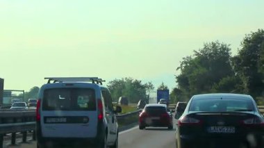 Doğu Alpler Salzburg Bölgesi Avusturya 05. Temmuz 2025 'te, yeşil tarlalar, arabalar ve Avusturya' da mavi gökyüzü olan otoyol üzerindeki bir dağ manzarası dağlarının içinden geçerek,.