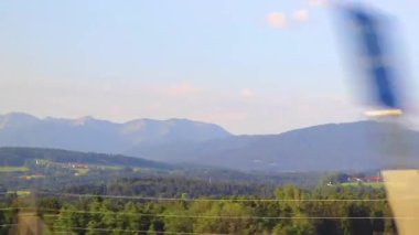 Yeşil tarlalar, orman bulutları, arabalar ve Avusturya 'nın doğu Alpleri' ndeki mavi gökyüzü ile otoyol üzerindeki bir dağ manzarası dağlarının içinden geçmek..