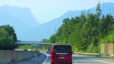 Doğu Alpler Salzburg Bölgesi Avusturya 05. Temmuz 2025 'te, yeşil tarlalar, arabalar ve Avusturya' da mavi gökyüzü olan otoyol üzerindeki bir dağ manzarası dağlarının içinden geçerek,.
