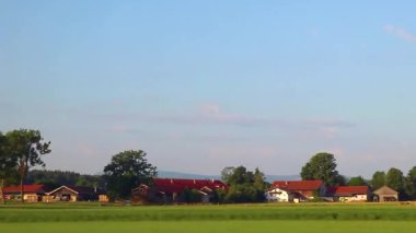 Yeşil tarlalar, orman bulutları, arabalar ve Avusturya 'nın doğu Alpleri' ndeki mavi gökyüzü ile otoyol üzerindeki bir dağ manzarası dağlarının içinden geçmek..