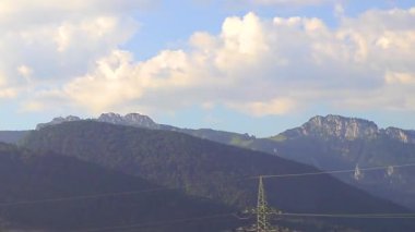 Yeşil tarlalar, orman bulutları, arabalar ve Avusturya 'nın doğu Alpleri' ndeki mavi gökyüzü ile otoyol üzerindeki bir dağ manzarası dağlarının içinden geçmek..