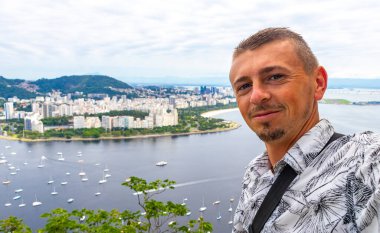 Rio de Janeiro Panorama Manzaralı Yakışıklı Adam Plaj Sahili Sahili Dağları Tropik Orman ve Rio de Janeiro Brezilya 'da Mavi Bulutlu Gökyüzü.