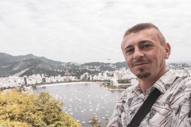 Rio de Janeiro Panorama Manzaralı Yakışıklı Adam Plaj Sahili Sahili Dağları Tropik Orman ve Rio de Janeiro Brezilya 'da Mavi Bulutlu Gökyüzü.