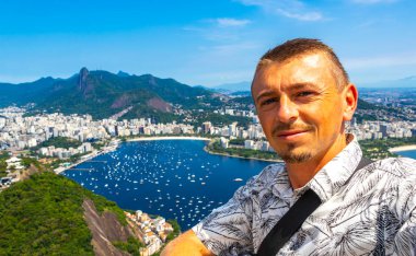 Rio de Janeiro Panorama Manzaralı Yakışıklı Adam Plaj Sahili Sahili Dağları Tropik Orman ve Rio de Janeiro Brezilya 'da Mavi Bulutlu Gökyüzü.