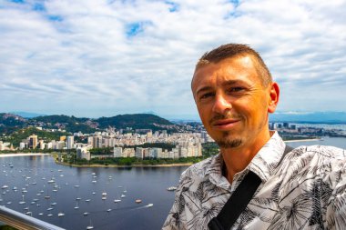Rio de Janeiro Panorama Manzaralı Yakışıklı Adam Plaj Sahili Sahili Dağları Tropik Orman ve Rio de Janeiro Brezilya 'da Mavi Bulutlu Gökyüzü.