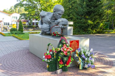 Kamyanyet İlçe Brest Bölgesi Belarus 25. Eylül 2020 'de Bielaviezskaja Pusca Ulusal Parkı Bialowieza Ormanı' nda çiçekli şehit askerin anısına dikildi..