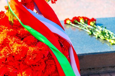 Brest Brest Bölgesi Belarus 23. Eylül 2020 'de Leninskiy Rayon Belarus' taki Brest Kalesi 'ndeki savaşta ölen askerlerin anısına ateş ve çiçekler dikildi..