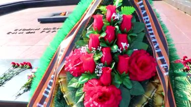 Brest Brest Bölgesi Belarus 23. Eylül 2020 'de Leninskiy Rayon Belarus' taki Brest Kalesi 'ndeki savaşta ölen askerlerin anısına ateş ve çiçekler dikildi..