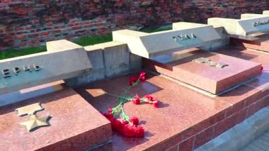 Brest Brest Bölgesi Belarus 23. Eylül 2020 'de Leninskiy Rayon Belarus' taki Brest Kalesi 'ndeki savaşta ölen askerlerin anısına ateş ve çiçekler dikildi..