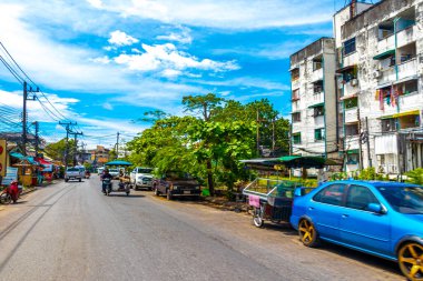 Ratsada Amphoe Mueang Phuket Tayland 23 numara. Ekim 2018 Phuket Adası Tayland 'daki Ratsada' da insanların restoranlarının ve arabalarının bulunduğu Tipik yol sokağı.