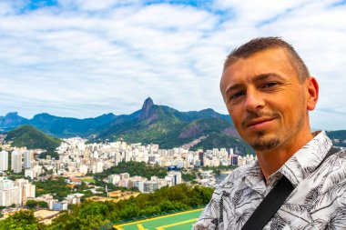 Rio de Janeiro Panorama Manzaralı Yakışıklı Adam Plaj Sahili Sahili Dağları Tropik Orman ve Rio de Janeiro Brezilya 'da Mavi Bulutlu Gökyüzü.