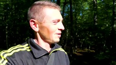 Bielaviezskaja Pusca Ulusal Parkı Bialowieza Ormanı Belarus Bölgesi 'nde çam ağaçları, huş ağaçları ve meşe ağaçları ile orman ormanlarında yürüyüş yapan yakışıklı bir adam..