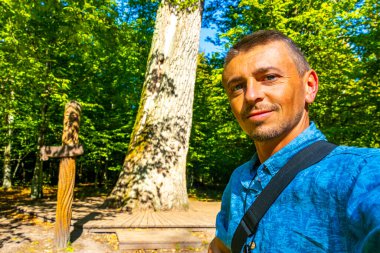Dev Patrik Meşe Ağaç Gövdesi ve Ağaç Ağacı Ağaç Kabuğu Yosun ve yaprakları Bielaviezskaja Pusca Ulusal Parkı Bialowieza Ormanı Bölgesi Belarus 'ta yakışıklı bir turist..