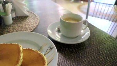 Bielaviezskaja Pusca Ulusal Park Bialowieza Ormanı Kamyanyets İlçe Brest Bölgesi Belarus 'taki restoranda bir fincan kahve ve Rus gözlemesi..