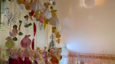 Kamyanyet İlçe Brest Bölgesi Belarus 20. Eylül 2020 'de mermerden yapılmış mermer kabuklu banyo tuvaleti ve Leninskiy Rayon Brest Belarus' ta oturuyor..