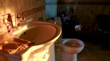 Kamyanyet İlçe Brest Bölgesi Belarus 21. Eylül 2020 Leninskiy Rayon Brest Belarus 'ta mermerden yapılmış banyo tuvaleti..