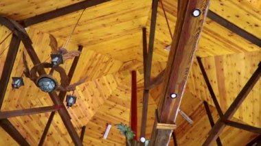 Kamyanyet İlçe Brest Bölgesi Belarus 25. Eylül 2020 Bielaviezskaja Pusca Ulusal Park Bialowieza Ormanı 'ndaki Lesnaya Skazka adlı zarif bir ahşap restoranın iç çatı tasarımı..