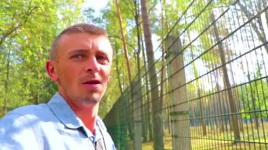 Bielaviezskaja Pusca Ulusal Parkı Bialowieza Ormanı Kamyanyets İlçe Brest Bölgesi Belarus 'un kapalı çitlerinden geçen yolda yürüyen turist..