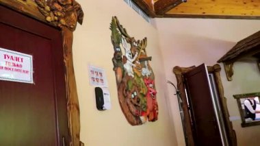 Kamyanyet İlçe Brest Bölgesi Belarus 25. Eylül 2020 Bielaviezskaja Pusca Ulusal Park Bialowieza Ormanı 'ndaki Lesnaya Skazka adlı zarif bir ahşap restoranın iç tasarımı.