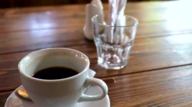 Beyaz bir kase pelimeni pelmeni ve Bielaviezskaja Pusca Ulusal Parkı Bialowieza Ormanı Kamyanyets İlçe Brest Bölgesi Belarus 'ta bir restoranda bir fincan kahve..