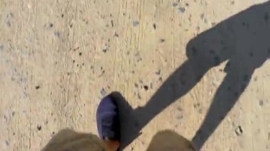 Brest Brest Bölgesi Belarus 20. Eylül 2020 Leninskiy Rayon Brest Belarus 'ta ahşap kulübeleri ve tuğlalı evleri olan tozlu köy sokaklarında yürüyen ayaklar..