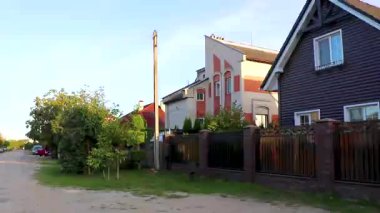 Brest Brest Bölgesi Belarus 19. Eylül 2020 Leninskiy Rayon Brest Belarus 'ta ahşap kulübeleri ve tuğlalı evleri olan tipik renkli köy sokakları ve yolları.