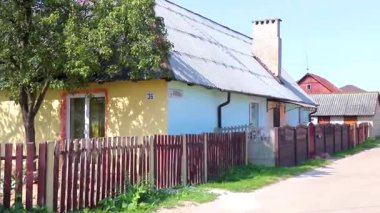 Brest Brest Bölgesi Belarus 20. Eylül 2020 Leninskiy Rayon Brest Belarus 'ta ahşap kulübeleri ve tuğlalı evleri olan tipik renkli köy sokakları ve yolları.