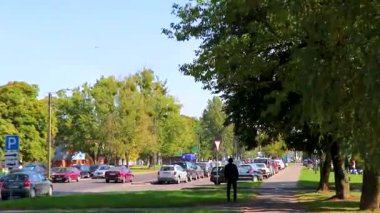 Brest Brest Bölgesi Belarus 23. Eylül 2020 'de şehir merkezinde Leninskiy Rayon Brest Belarus' ta binalar, insanlar ve arabalar var..