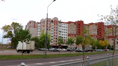 Brest Brest Bölgesi Belarus 26. Eylül 2020 'de şehir merkezinde Leninskiy Rayon Brest Belarus' ta binalar, insanlar ve arabalar var..