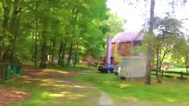 Kamyanyet İlçe Brest Bölgesi Belarus 25. Eylül 2020 Halk Yaşamı Müzesi ve Kulübe ağaçlı Antik Teknoloji Köyü insanları Bielaviezskaja Pusca Ulusal Park Belarus.