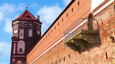 Mir Karelichy Bölgesi Hrodna Bölgesi Belarus 28. Eylül 2020 Mir Kalesi Görkemli Kale Park ve Mir Belarus kulesi ve kubbesi ile anıt.