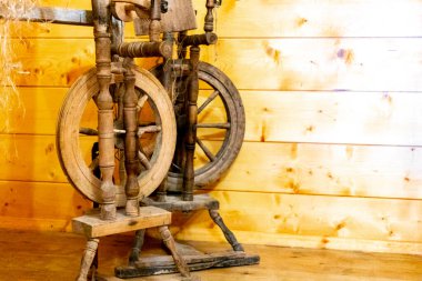 Kamyanyet İlçe Brest Bölgesi Belarus 25. Eylül 2020 Bielaviezskaja Pusca Belarus 'taki Halk Yaşamı Müzesi ve Antik Teknolojiler' de dokuma masası olan eski ahşap kulübe..