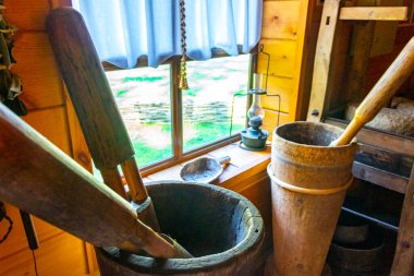 Kamyanyet İlçe Brest Bölgesi Belarus 25. Eylül 2020 Bielaviezskaja Pusca Belarus 'taki Halk Yaşamı Müzesi' nde nostaljik mobilyalar ve dekorasyonla birlikte eski ahşap kulübe.