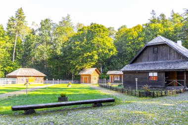 Kamyanyet İlçe Brest Bölgesi Belarus 25. Eylül 2020 Halk Yaşamı Müzesi ve Kulübe ağaçlı Antik Teknoloji Köyü insanları Bielaviezskaja Pusca Ulusal Park Belarus.