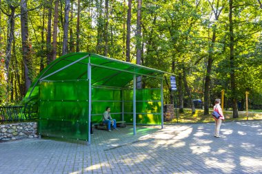 Kamyanyet İlçe Brest Bölgesi Belarus 25. Eylül 2020 'de Bielaviezskaja Pusca Ulusal Parkı Bialowieza Ormanı' nda orman doğa ve turizm alanları inşa edildi..