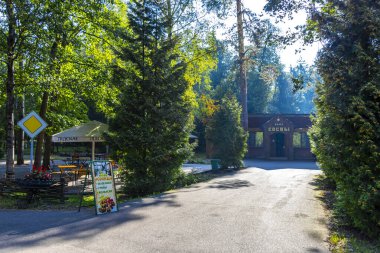 Kamyanyet İlçe Brest Bölgesi Belarus 25. Eylül 2020 'de Bielaviezskaja Pusca Ulusal Parkı Bialowieza Ormanı' nda orman doğa ve turizm alanları inşa edildi..