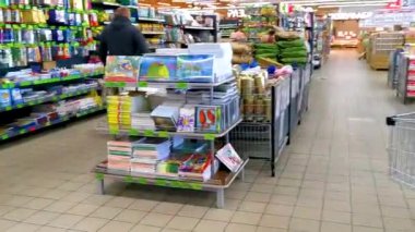 Brest Brest Bölgesi Belarus 21. Eylül 2020 Leninskiy Rayon Brest Belarus 'taki süpermarket tezgahında Rus taze yiyecek ve sebzeleri.