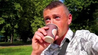 Yakışıklı bir turist Leninskiy Rayon Brest Brest Bölgesi Belarus 'ta kahve içiyor..