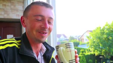 Yakışıklı bir turist Leninskiy Rayon Brest Brest Bölgesi Belarus 'ta kahve içiyor..